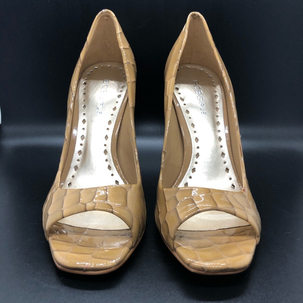 BCBG tan crocodile print pumps heels Size 7